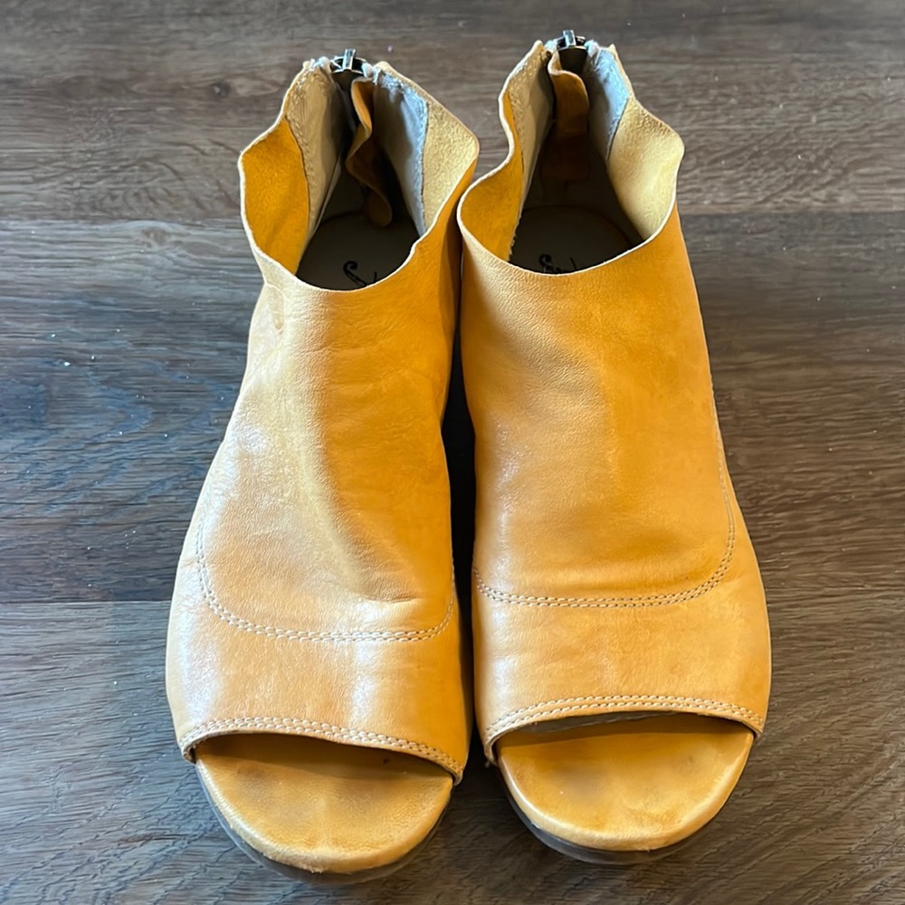 Free People SZ US 8,EU 38. Mustard marigold colored sandalsGently worn condition